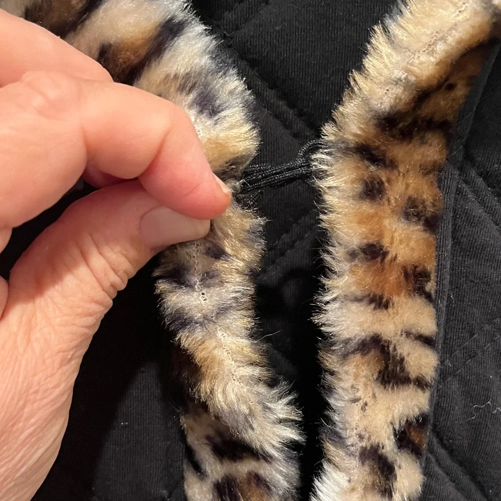 Onque Woman Black Quilted Vest with Faux Fur Animal Print Trim Women’s Size 1X - Picture 8 of 8